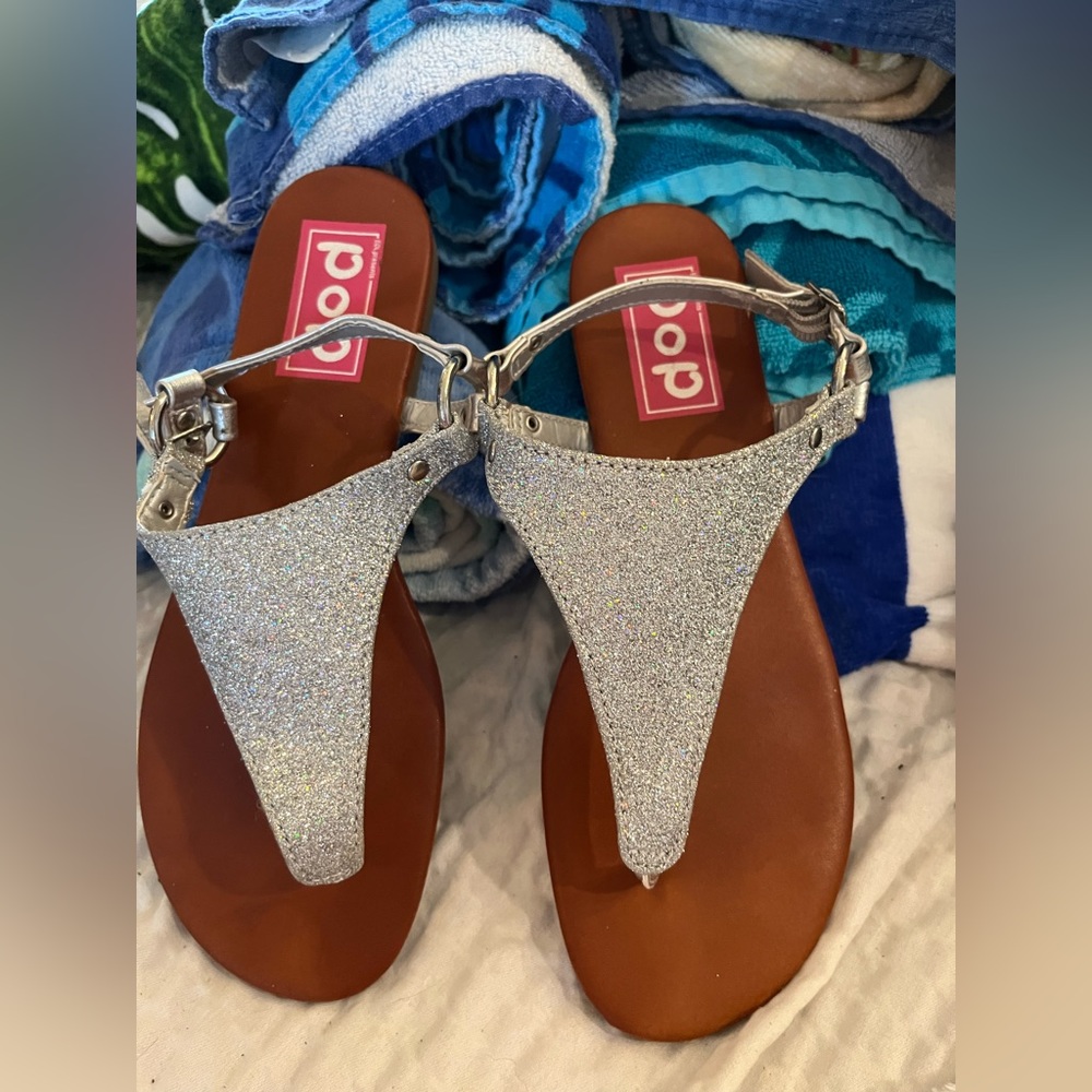 Brand new pop sandal size 7 😊 Anything marked 10$ and under is 2/for10$!